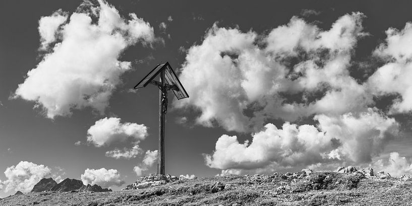 Mountain Cross op de Rappensee van Walter G. Allgöwer