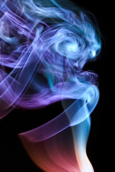 Beautiful Smoke on a black backdrop. van Robert Wiggers