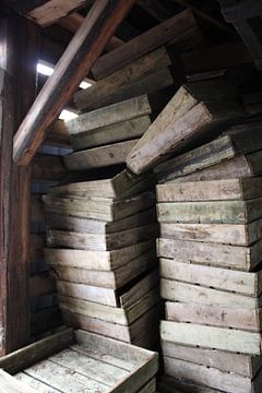 Gestapelde houten kistjes