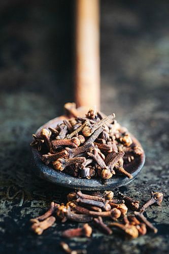 Kruidnagels - wintergeur op een houten lepel