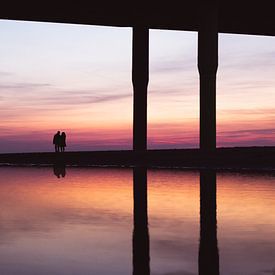 Koppel geniet van zonsondergang by Edzard Boonen