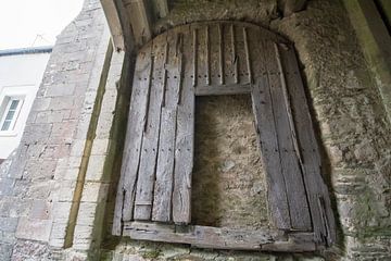 Oude houten deur toegangspoort kasteel van Bricquebec, Normandië