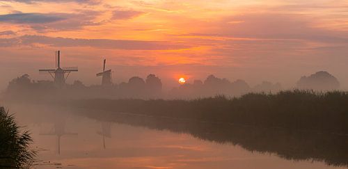 Een nevelige zonsopkomst bij het Damsterdiep in Ten Boer