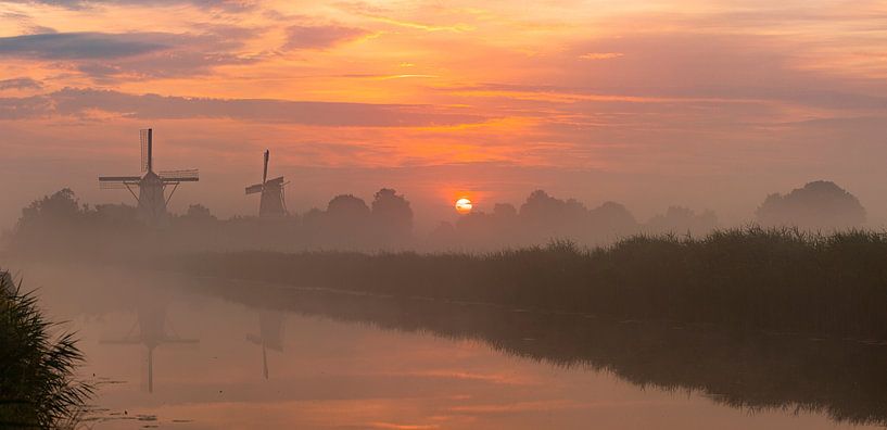 Un lever de soleil brumeux au Damsterdiep à Ten Boer. par Ron Buist