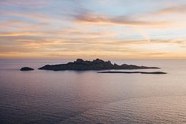 Blick auf die Ile Riou nach Sonnenuntergang