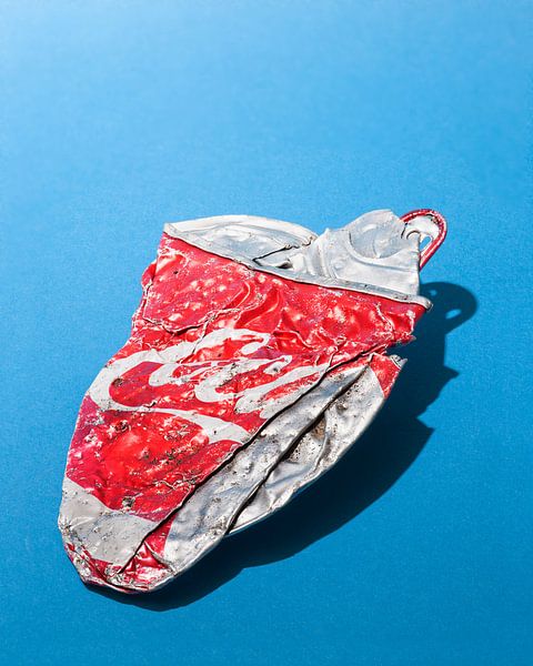 Popart. Zerstoßene Mini-Dose Coca-Cola von Floris Kok