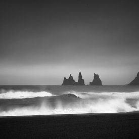 ReynisDrangar Island schwarz-weiß von Thomas Kuipers