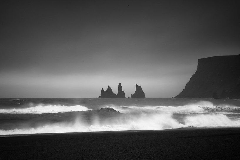 ReynisDrangar Island schwarz-weiß von Thomas Kuipers