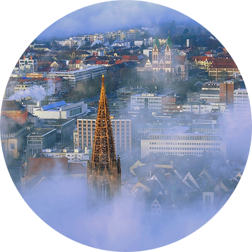 Mistwolken boven Freiburg van Patrick Lohmüller