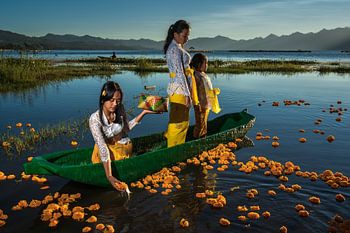 Des jeunes filles sacrifient des fleurs d'oranger sur le lac Batur à Bali, en Indonésie