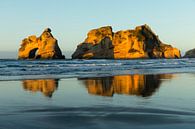 Wharariki Beach bij zonsondergang, Golden Bay, South Island, Nieuw Zeeland, van Markus Lange thumbnail