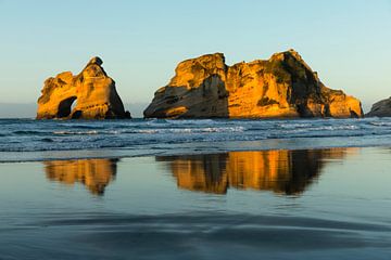 Wharariki Beach bij zonsondergang, Golden Bay, South Island, Nieuw Zeeland, van Markus Lange