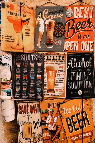 Panneaux d'alcool rétro - Pour le bar, la cuisine &amp;amp ; la bonne humeur | format vertical par Momentaufnahme | Marius Ahlers