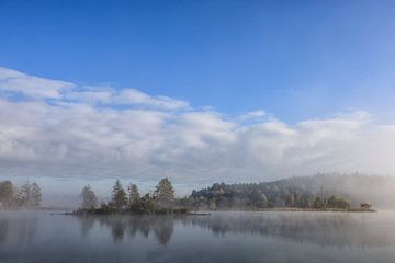 Blauer Himmel, Wolken und Nebelreste an einem Tag Ende Oktober bei den Schwackenreuter Seen - Mühlingen von BlattArt - Christine Horn