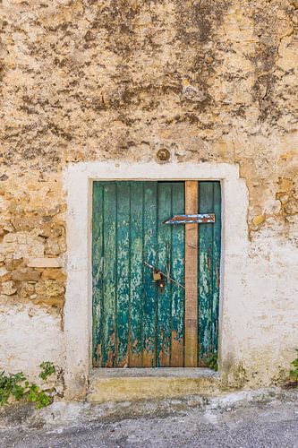 Porte avec serrure dans un petit village de montagne