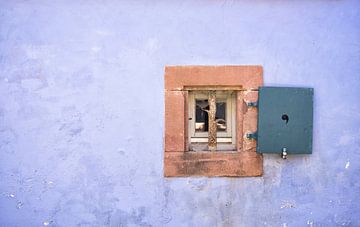 Minimalistische foto van een oude paarsblauwe gevel met kozijn in Frankrijk