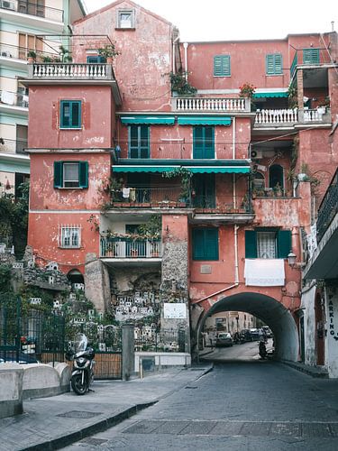 Rood Italiaans appartementengebouw met een de straat eronderdoor in Amalfi