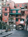 Rood Italiaans appartementengebouw met een de straat eronderdoor in Amalfi van Michiel Dros thumbnail
