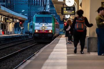Brussel Noordstation bij nacht van Werner Lerooy