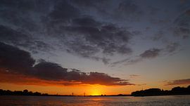 Waal bij Zaltbommel in de avond van Piet van Rijswijk