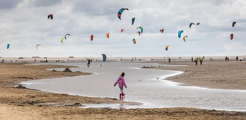 Kitesurfers in Kijkduin (Den Haag).