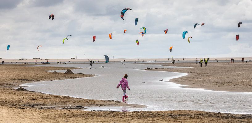 Des kitesurfeurs à Kijkduin (La Haye). par Claudio Duarte