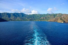 Leaving a trail in the Taiohae Bay by Frank's Awesome Travels