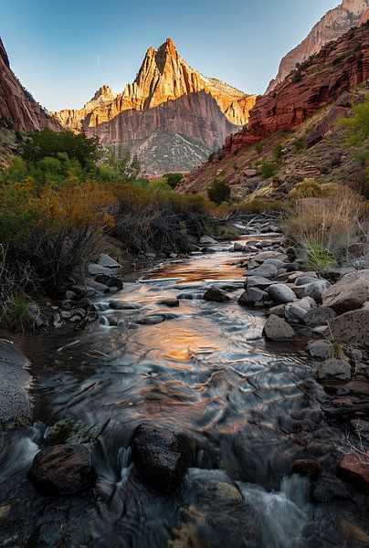Gouden herfst in de bergen van fernlichtsicht