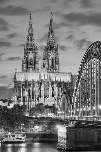 Beleuchteter Kölner Dom schwarz-weiß