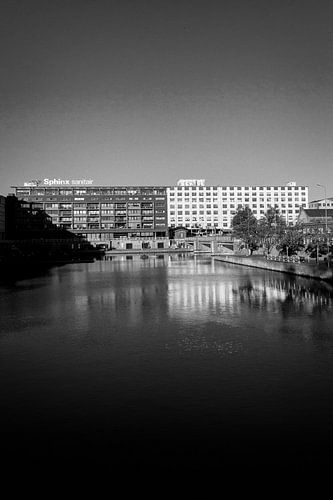 Eiffelgebouw met op de voorgrond 't Bassin in Maastricht