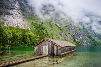 Hangar à bateaux ensoleillé à l'Obersee, Allemagne