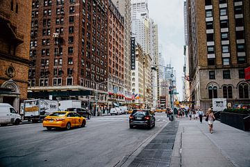 Straat met gele taxi in Manhattan van Expeditie Aardbol