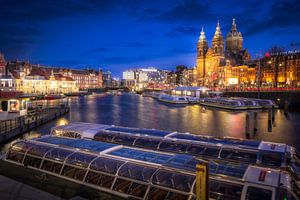 Boote vor der Nicolaaskirche in Amsterdam am Abend von Bart Ros