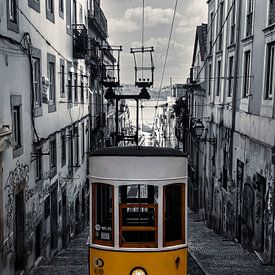 Gele tram Lissabon, zwart wit van Nynke Altenburg