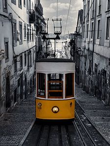 Gele tram Lissabon, zwart wit van Nynke Altenburg