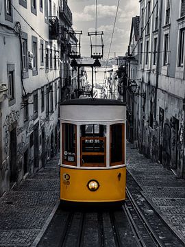 Gele tram Lissabon, zwart wit van Nynke Altenburg