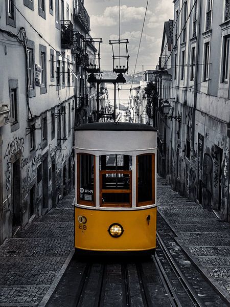 Tramway jaune Lisbonne, noir et blanc par Nynke Altenburg