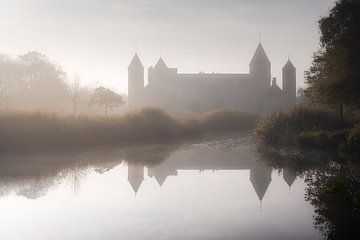 Kasteel Westhove op een mistige ochtend van Thom Brouwer