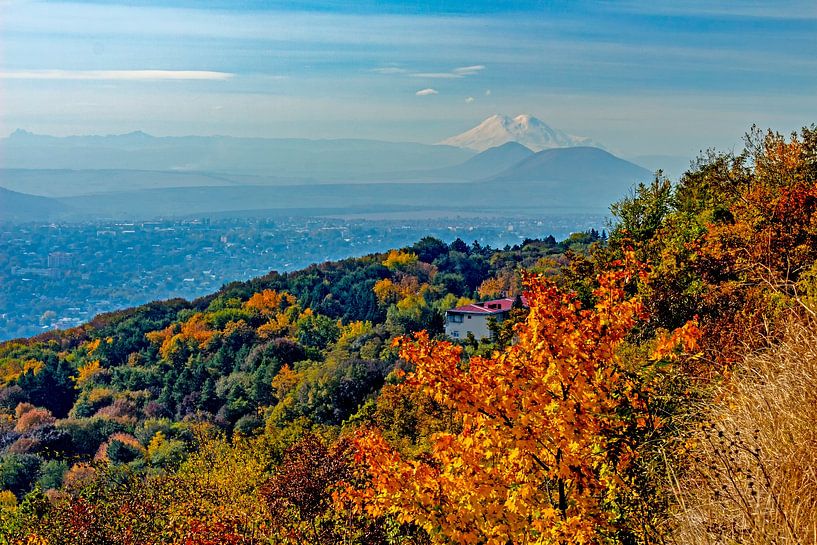 Automne doré dans les montagnes. par Mikhail Pogosov