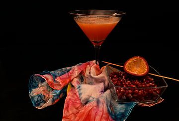 Cocktail met passievruchtensap, sinaasappellikeur, cranberrysap, wodka en verse passievrucht.