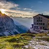 Zonsondergang bij berghut Rifugio Brentei in de Brenta Dolomieten van Sean Vos