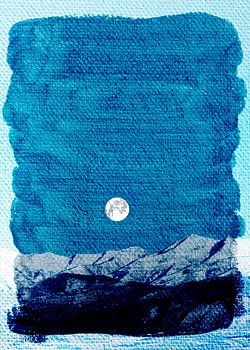 Mond über Berglandschaft in blauen Farben