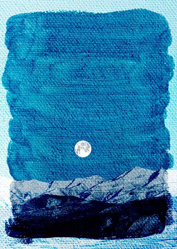 Maan over berglandschap in blauwe kleuren