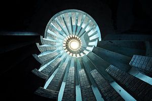 Lieux abandonnés - Escalier en spirale dans la lumière bleue sur Times of Impermanence