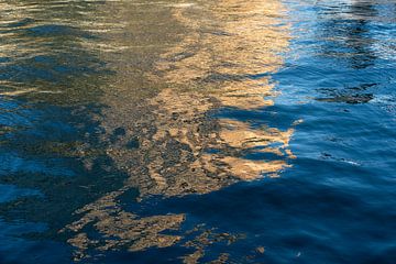 Goudgele reflecties in blauw zeewater 2 van Adriana Mueller
