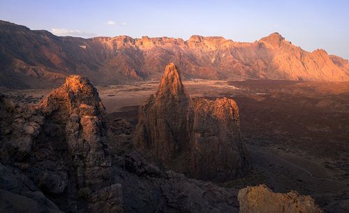 La lumière du matin révèle la beauté sauvage de Las Canadas del Teide