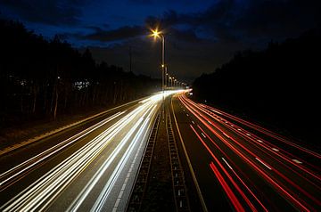 Nederlandse snelweg in de nacht van Fleur Gaastra