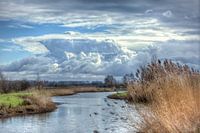 Mooie wolkenluchten boven het Valleikanaal in februari