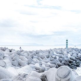 Funchal strand, golfbrekers van Alette Jager