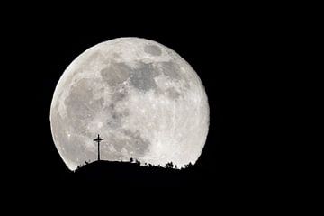 Vollmond mit Gipfelkreuz vom "Hohen Fricken"